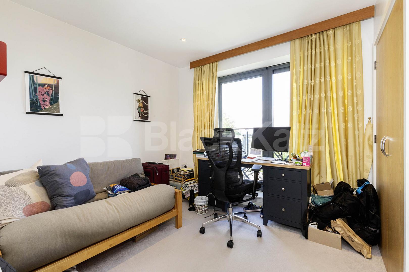 Luxury modern development with two bathrooms huge lounge & two double bedrooms Canal Boulevard, Camden